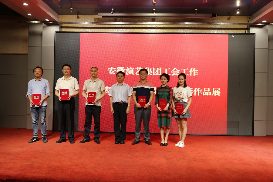 8.为先进工作者颁奖.jpg